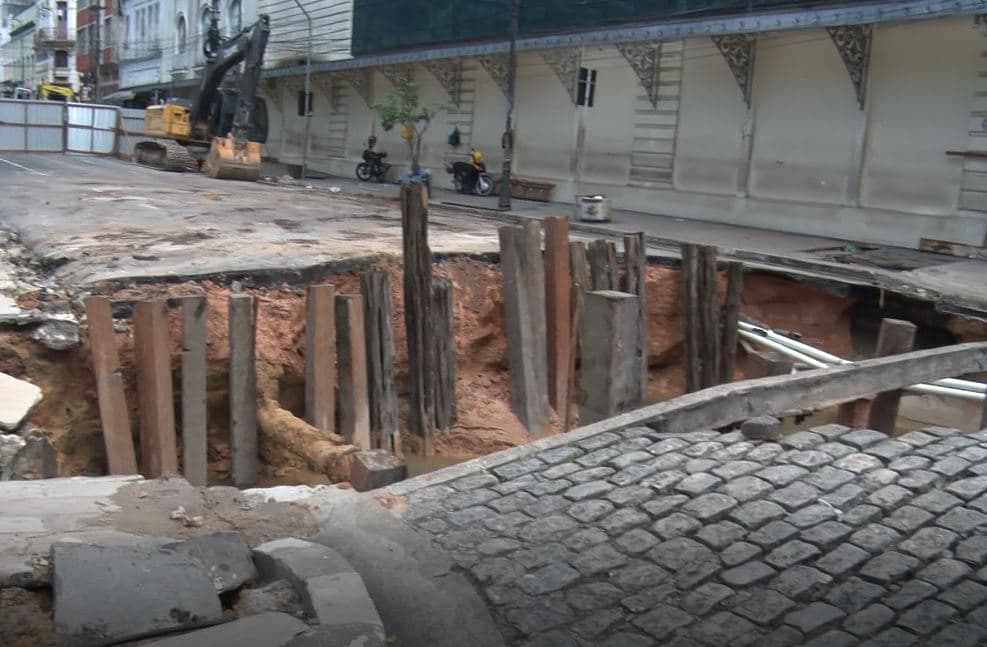 Vídeo: buracos se abrem no Centro de Manaus e revelam falta de ações preventivas da prefeitura