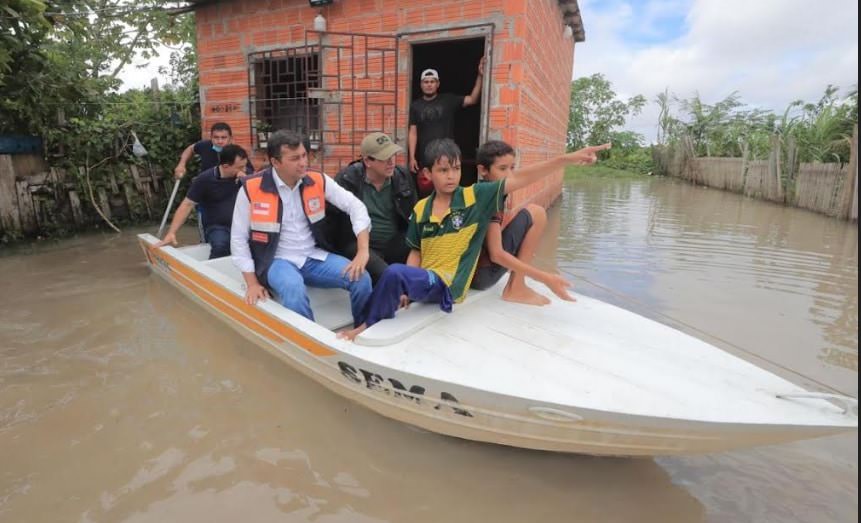 Wilson Lima e secretário de Saúde levam assistência às vítimas da chuva em Parintins