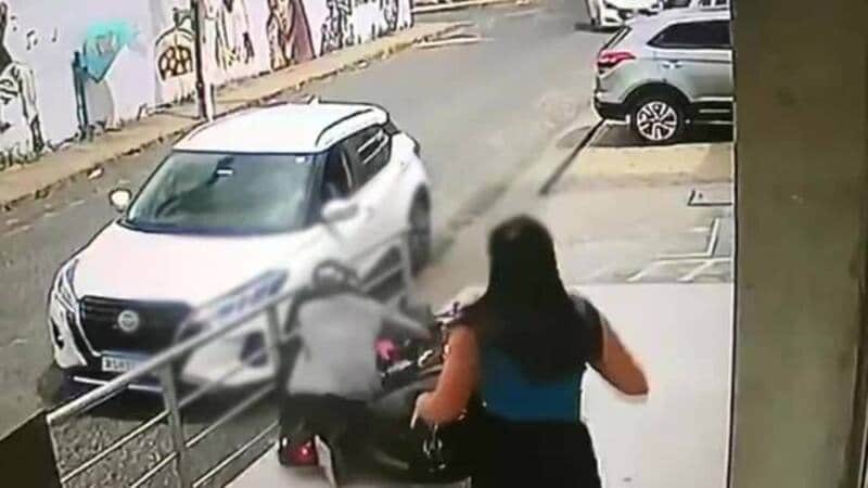 Assaltante tenta roubar mulher, mas se atrapalha após cair diversas vezes; vídeo