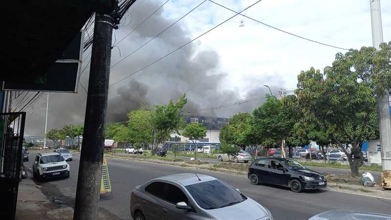 Vídeo: incêndio de grandes proporções atinge fábrica de papel em Manaus   
