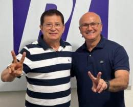 Ex-adversários Alfredo Nascimento e Menezes postam foto juntos à espera da chegada de Bolsonaro