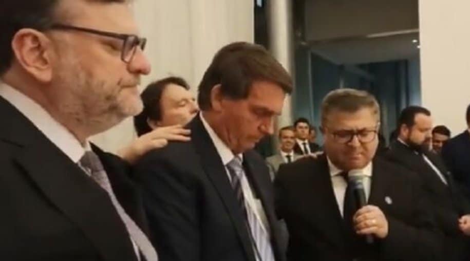 Vídeo: apóstolo unge Bolsonaro em Brasília e pede 'que Deus dê sabedoria'