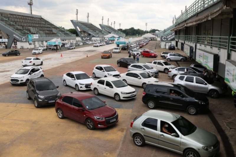 Semana inicia com sambódromo e mais 83 locais de vacinação contra a Covid-19