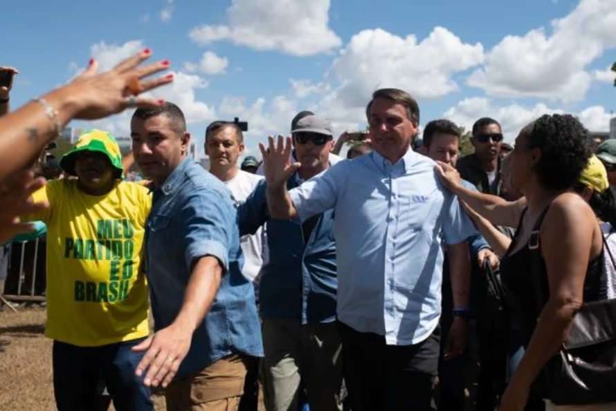 Bolsonaro vai à Esplanada: 'Manifestação pacífica pela liberdade'