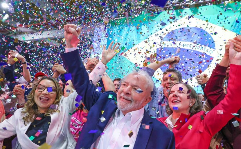 Lula diminui o "vermelho PT" e acentua o "verde e amarelo Bolsonaro" no marketing da campanha