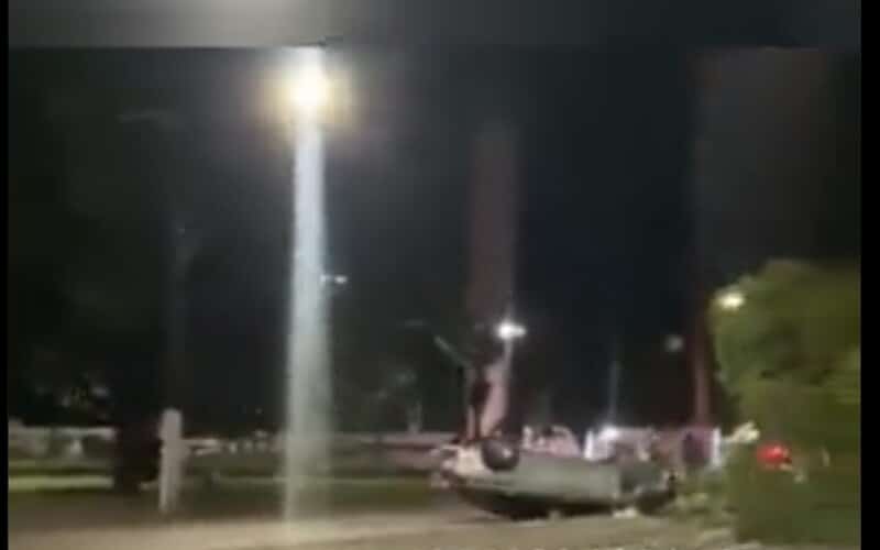 Carro bate em árvore e capota em meio de avenida de Manaus  