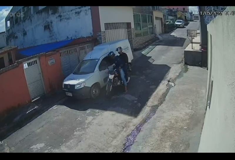 Trabalhadores dentro de carro são assaltados por bandidos armados em motocicleta no Japiim: vídeo