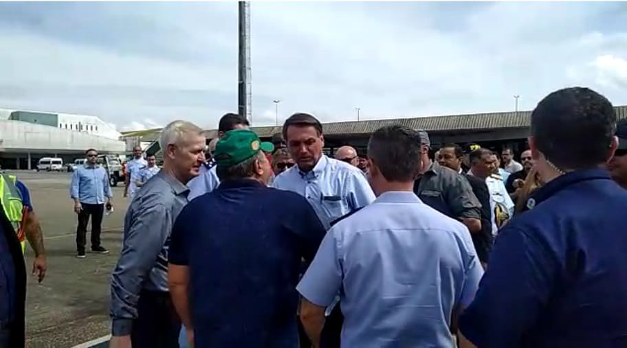 Vídeo: Bolsonaro desembarca em Manaus e público discreto o recepciona no ‘Eduardinho’