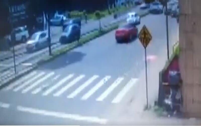 Motociclista fica gravemente ferido após colisão com carros em avenida de Manaus; vídeo