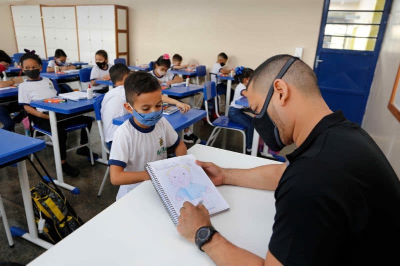 Governo do AM prorroga inscrições de pós-graduação gratuita para professores