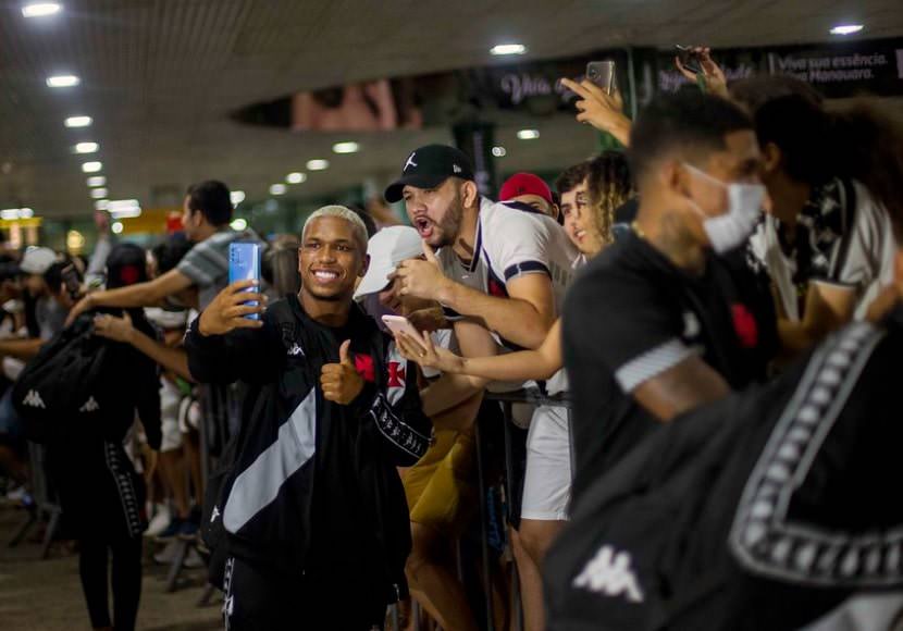 Vídeo: euforia da torcida do Vasco marca chegada do time a Manaus