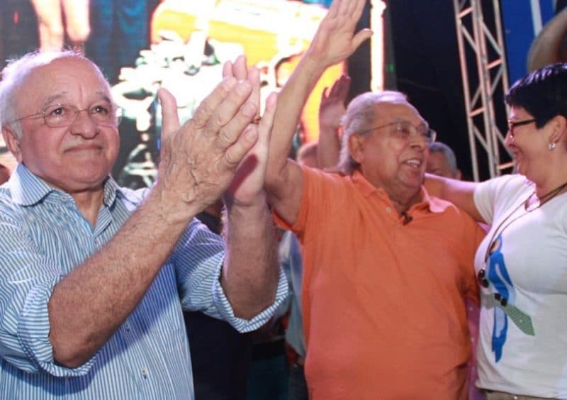 Internautas criticam aliança entre José Melo e Amazonino: 'todos ultrapassados'
