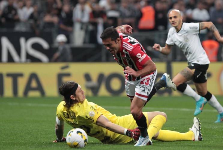 São Paulo cede empate e Corinthians permanece líder do Brasileirão