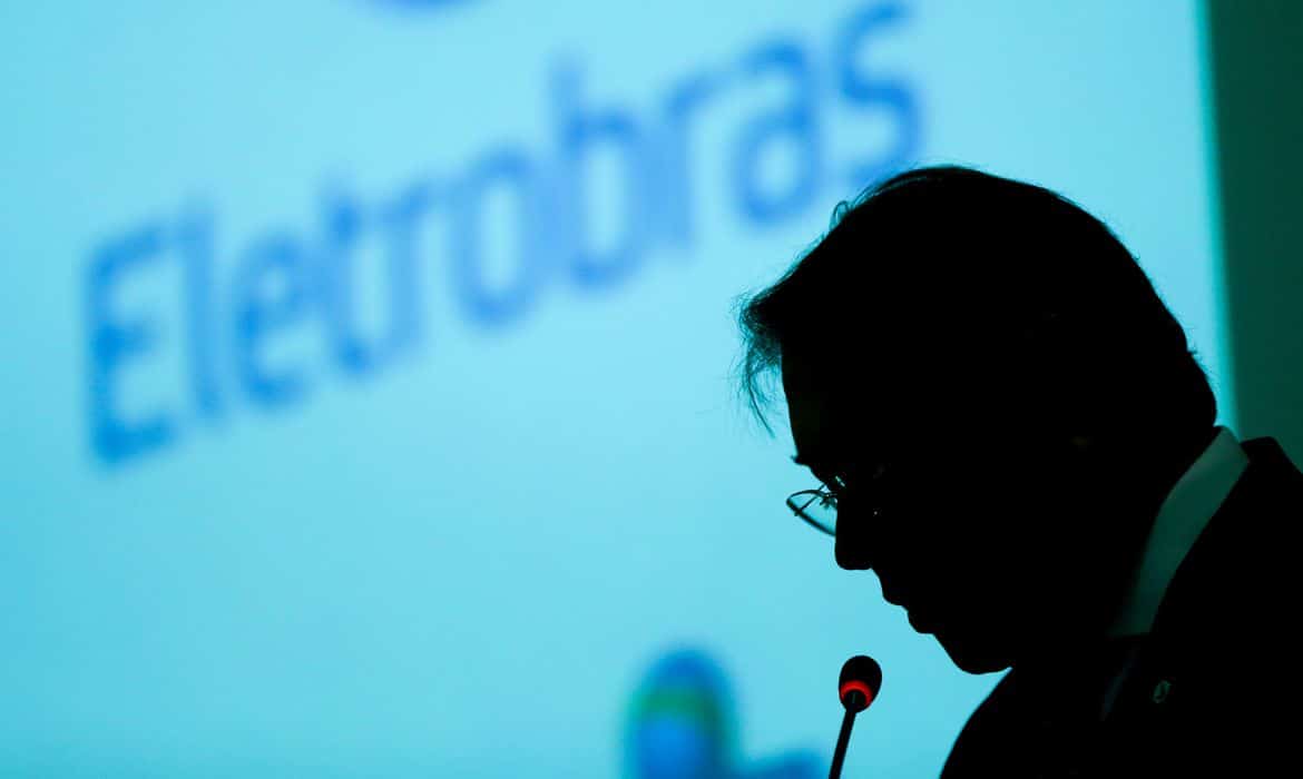 Enquanto brasileiro sofre com as contas de energia, Eletrobras anuncia lucro bilionário
