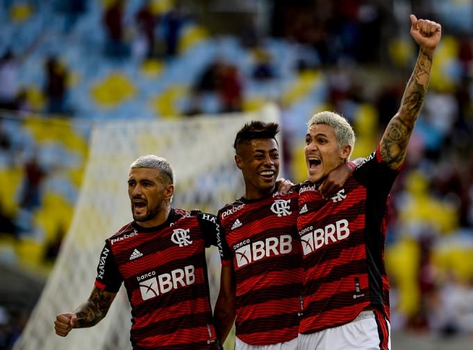 Pedro marca gol da vitória sobre o Goiás e dá ao Flamengo um fim de semana de paz