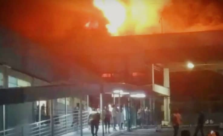 Vídeo: incêndio destrói galpão de empresa no Distrito Industrial