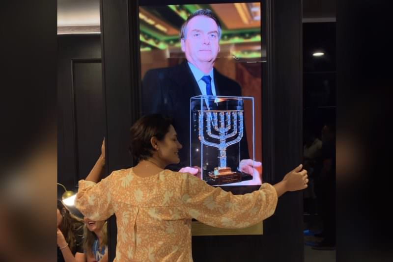 Vídeo: Michelle abraça foto de Bolsonaro em viagem a Israel