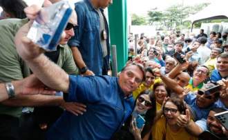 Falando de família, criticando STF e Lula, Bolsonaro pede mais quatro anos de mandato