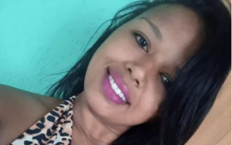 Feminicídio: homem mata companheira e é entregue pela própria mãe à polícia