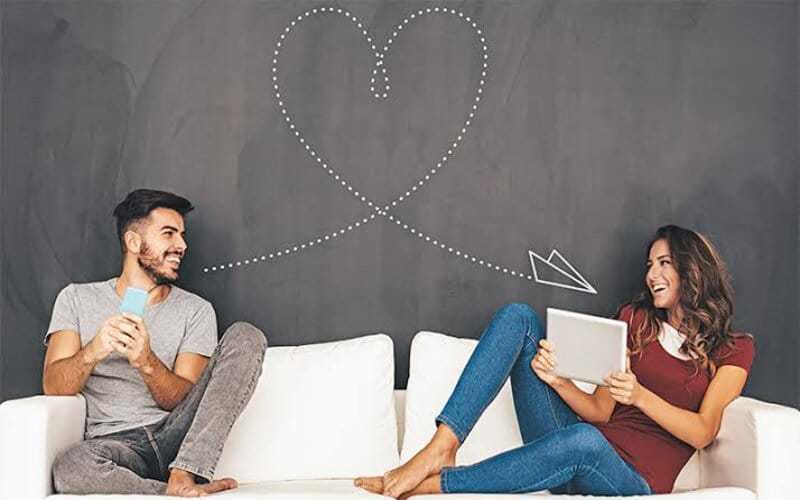 Amor e tecnologia: aplicativos têm ajudado a formar casais 