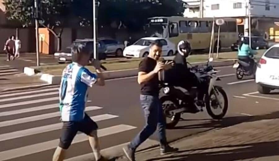 Vídeo: ‘Mamãe Falei’ é agredido por ex-deputado ‘Boca Aberta’ em protesto do MBL