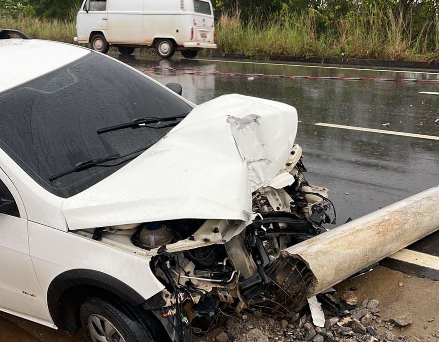 Vídeo: poste cai sobre carro durante forte chuva em região metropolitana de Manaus
