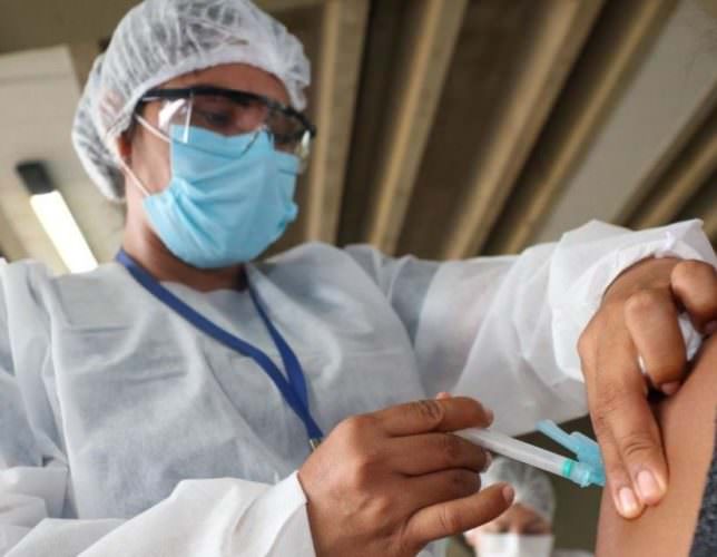 Aumento de 1000% nos casos de Covid provoca corrida aos postos de vacinação em Manaus
