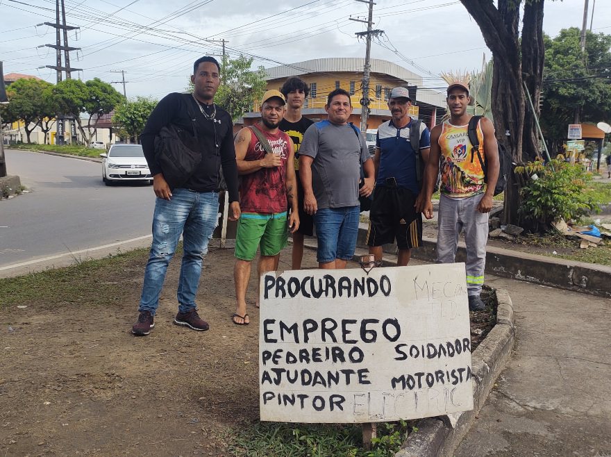 Na busca por emprego, venezuelanos montam 'recursos humanos' em rotatória de Manaus