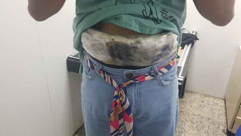 Mulher é presa no aeroporto de Manaus com 2,9 quilos de cocaína escondidos no corpo