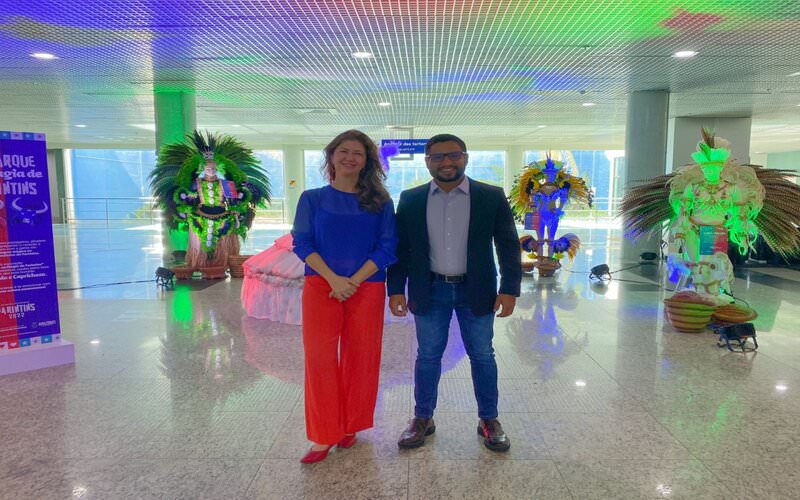 Amazonastur promove exposição ‘Embarque na Magia de Parintins’ no aeroporto de Manaus
