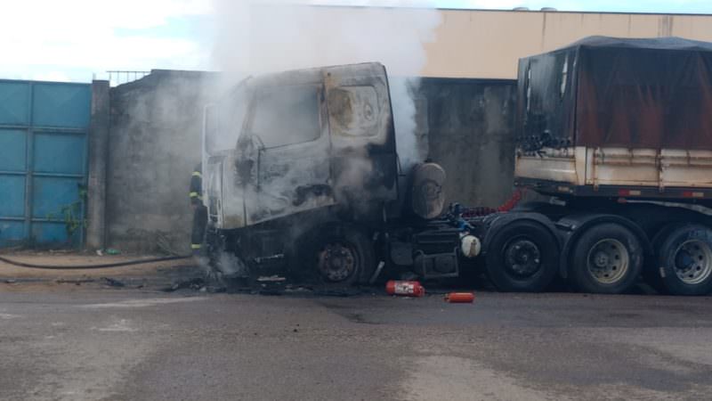 Caminhão pega fogo no meio da rua no bairro Tarumã-Açu