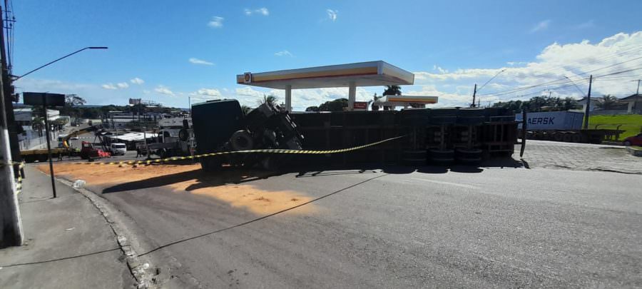 Caminhão tomba e derrama óleo em avenida de Manaus