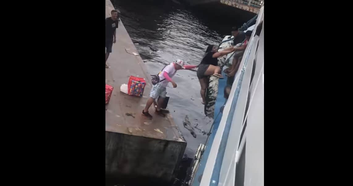 Vídeo: mulher se pendura em barco no Porto de Manaus para ir a Parintins ver o Caprichoso