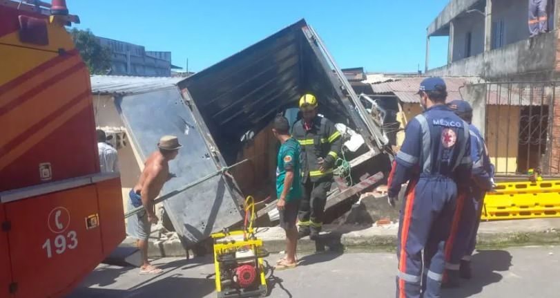 Vídeo: caminhão invade casa e motorista fica preso nas ferragens em Manaus