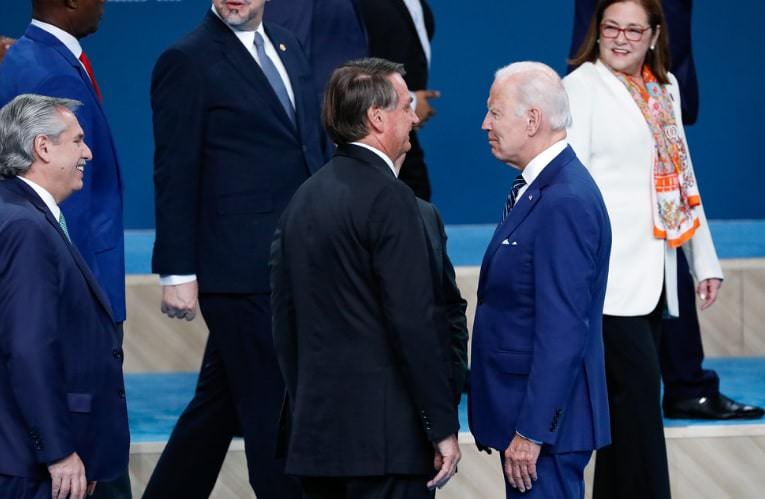 Após gelo, Bolsonaro e Biden trocam elogios na despedida