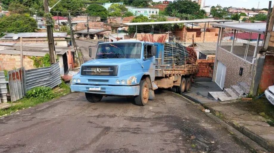 Caminhão perde o controle em ladeira e invade residência em Manaus