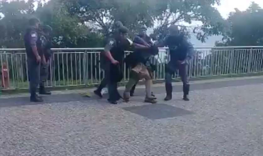 Vídeo: homem é preso com faca na motociata de Bolsonaro em Manaus