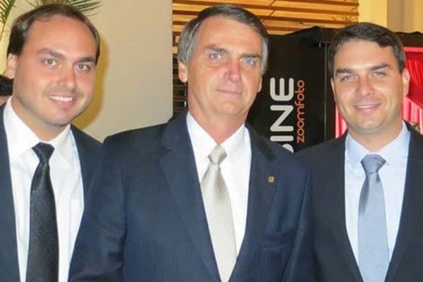 Carlos e Flávio disputam poder na comunicação da pré-campanha de Bolsonaro