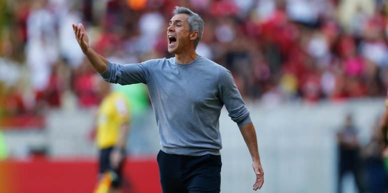 Flamengo perde do lanterna Fortaleza, torcida xinga o técnico e grita: 'time sem vergonha'