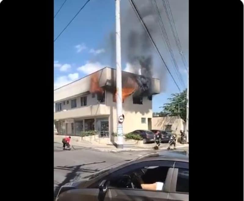 Botijão explode, provoca incêndio e deixa uma pessoa queimada em Manaus
