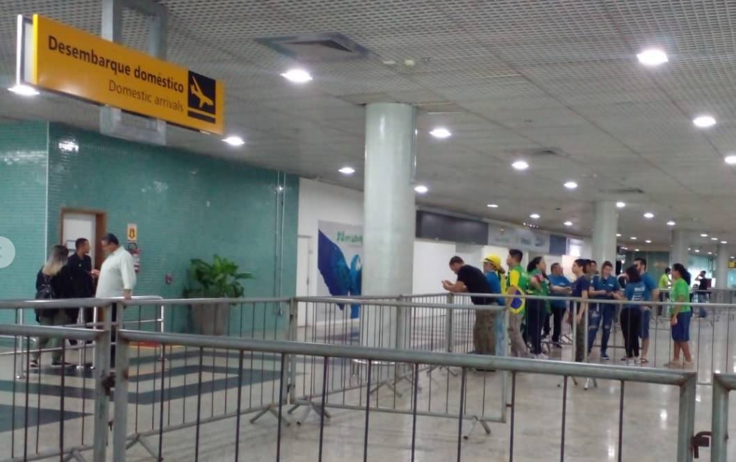 Apesar dos gritos no aeroporto, Bolsonaro chega a Manaus sem cumprimentar os apoiadores