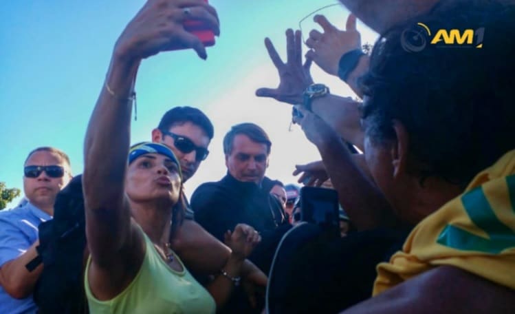 Bolsonaro deixa Manaus com a certeza de que continua muito popular: 'não adianta criticarem'