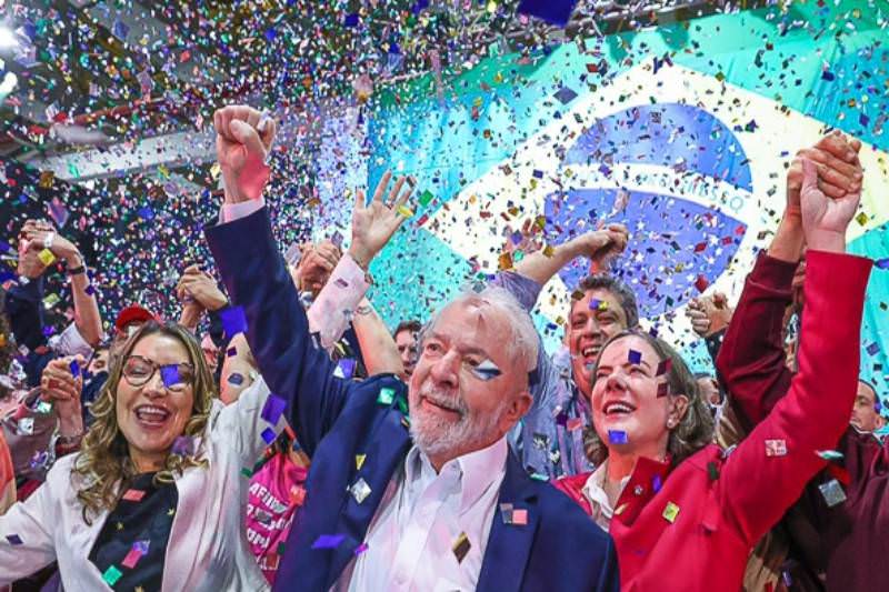 'Se a gente ganhar, o Brasil vai acordar sorrindo', garante Lula