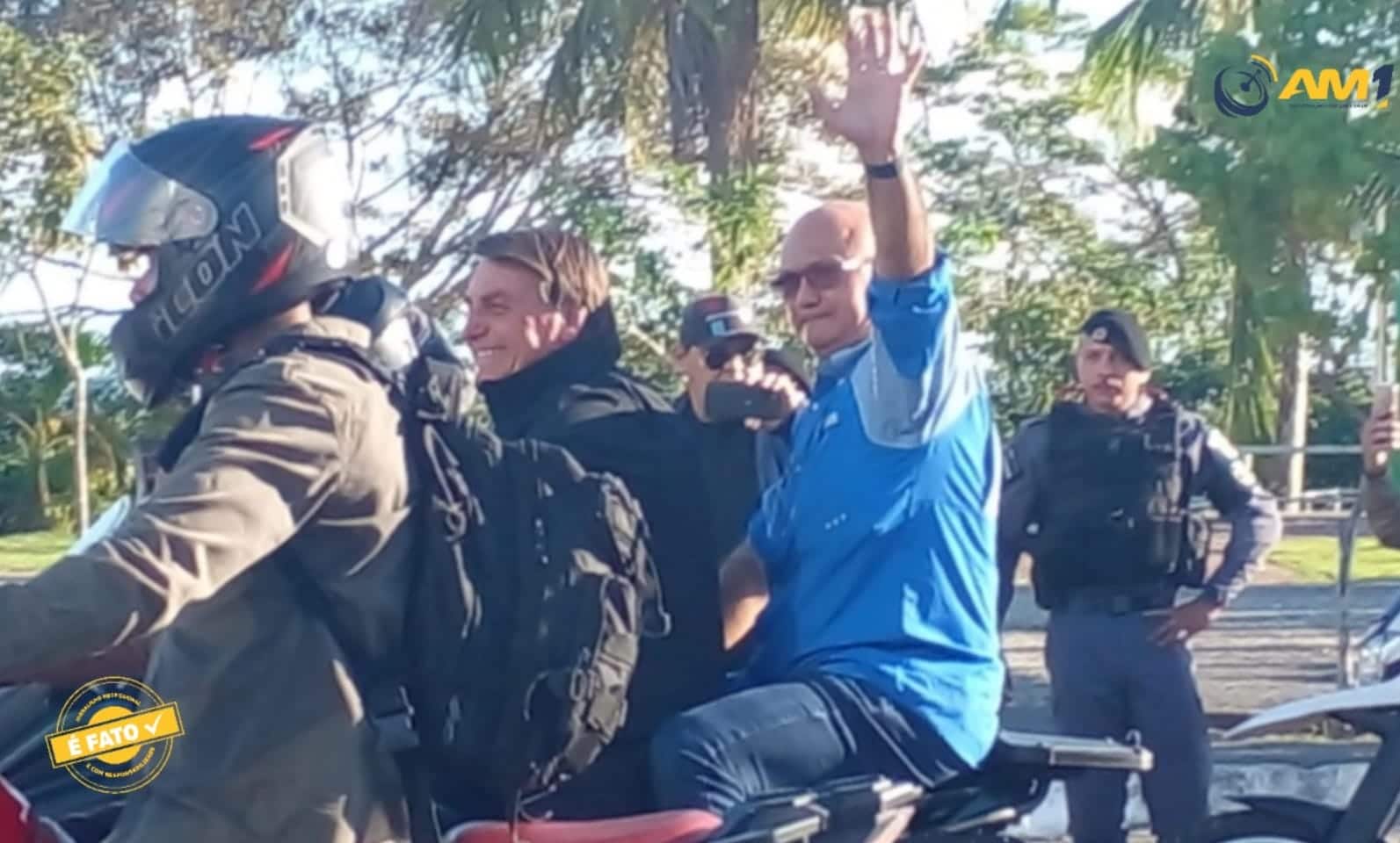 Sem capacete, Bolsonaro escolhe o fiel escudeiro Menezes e sai em motociata por Manaus