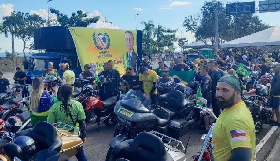 Apoiadores de Bolsonaro enfrentam sol, calor e pedem ‘liberdade!’ antes da motociata