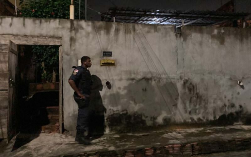 Ameaçada com martelo, mulher mata marido com facada no peito em Manaus