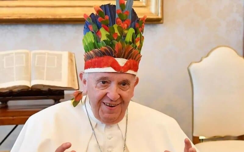 Papa Francisco recebe cocar de bispos do Amazonas