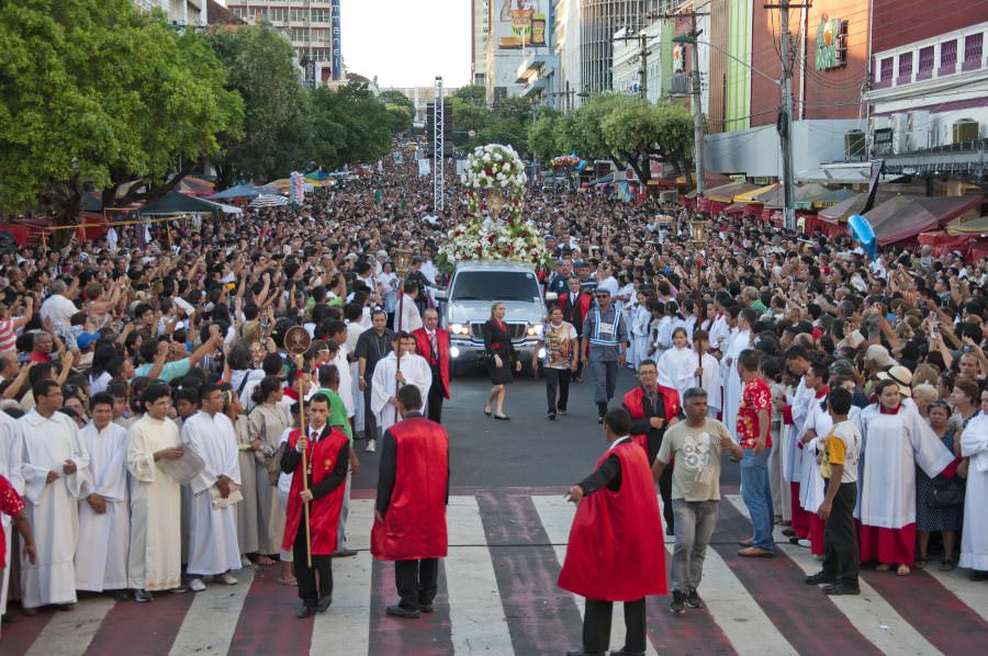 Corpus Christi : igreja celebra com missa e procissão em Manaus