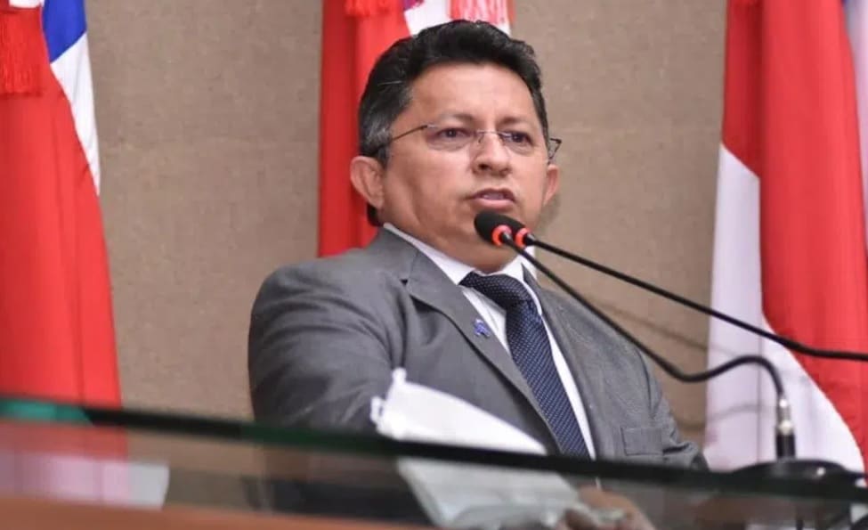 Sinésio Campos dá dica inusitada contra instalação de medidores aéreos: ‘serre a escada’