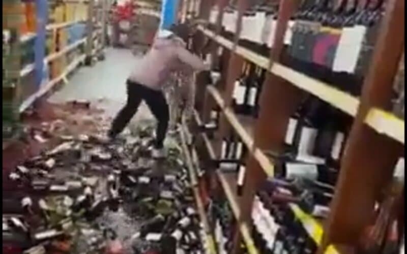 Mulher quebra garrafas de vinho após ser demitida de mercado
